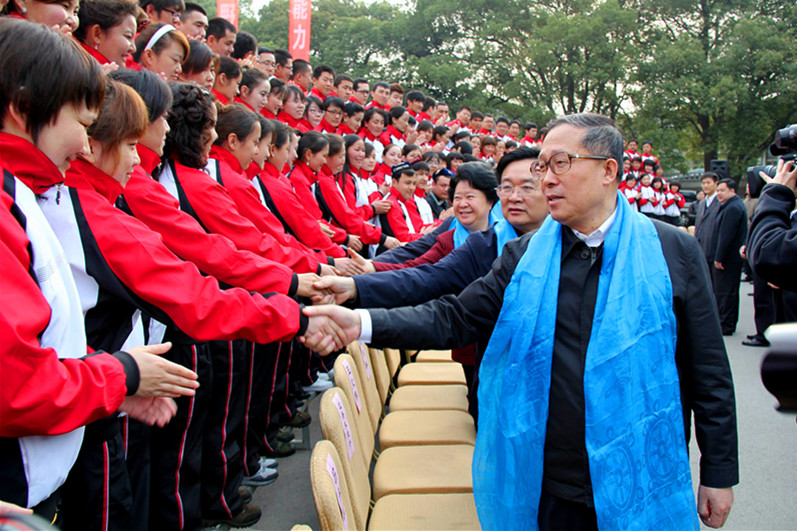 湖北省省長(zhǎng)李鴻忠和我院學(xué)生親切握手